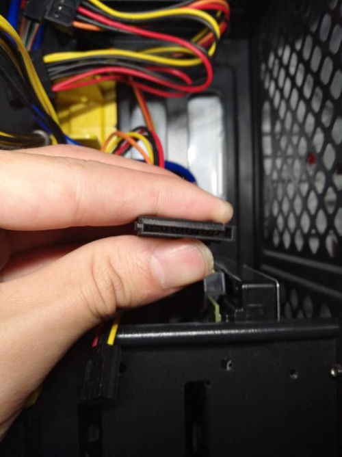 如何在已安装固态硬盘的电脑上正确安装机械硬盘